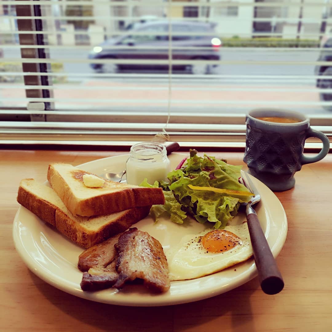 小雨のサンデーモーニング。休日出勤の前にサンドイッチクラブで朝食を。 #アイルズハウス施工例